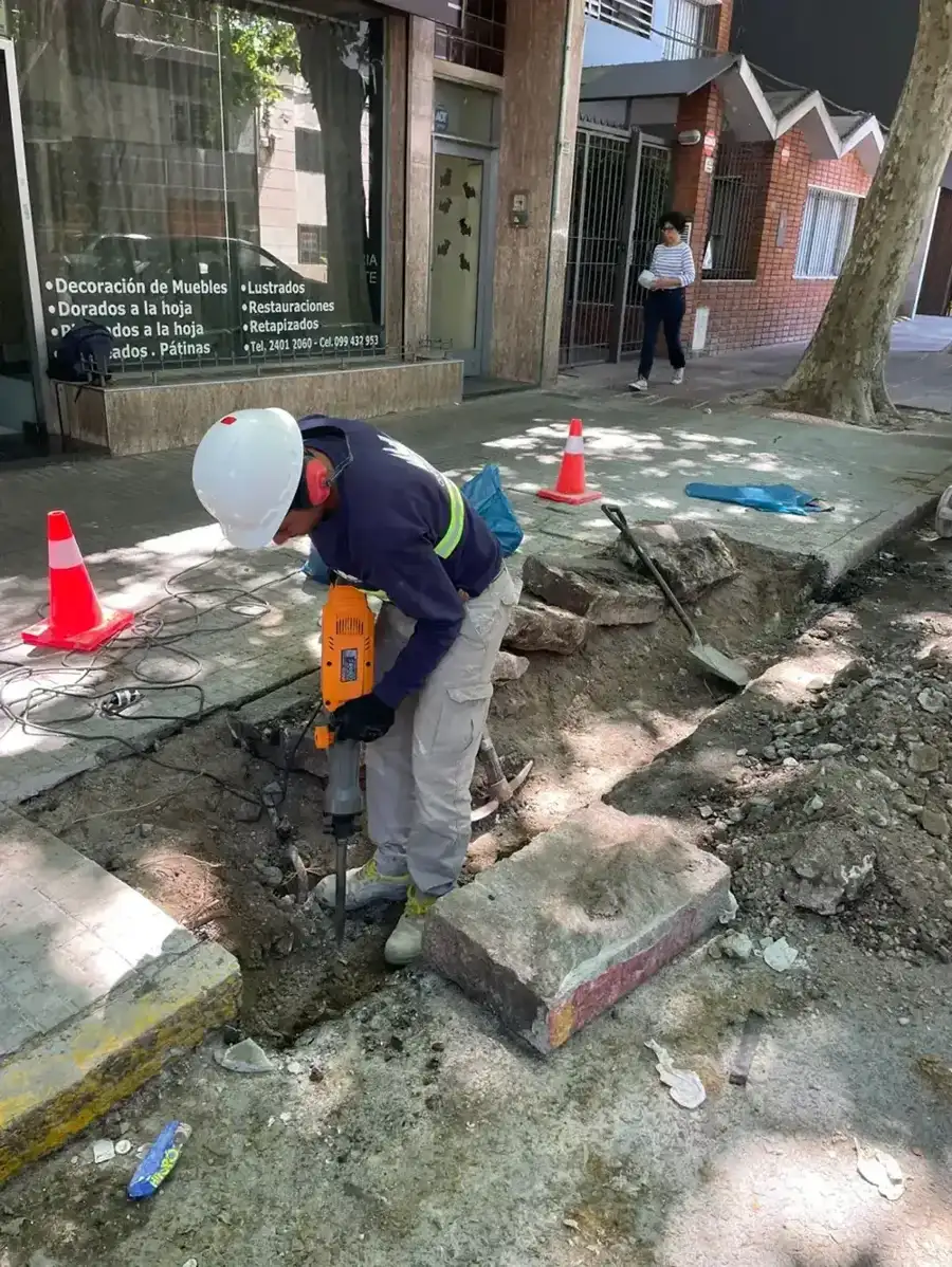 Operario demoliendo el pavimento viejo de la vereda con martillo eléctrico