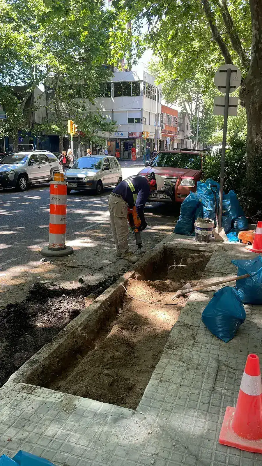 Cuadrilla excavando y preparando la base de la vereda antes de hormigonar
