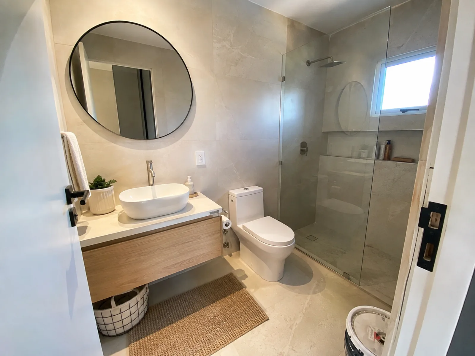 Baño moderno con porcelanato símil piedra — ConstruFach
