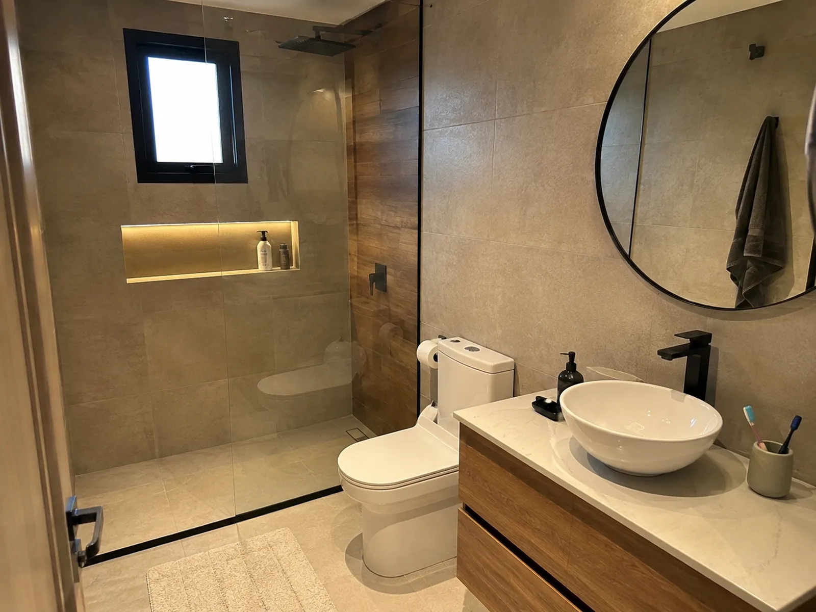 Baño moderno con porcelanato símil piedra — ConstruFach