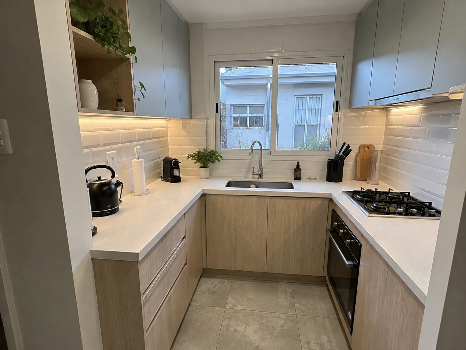 Cocina moderna con isla de mármol — ConstruFach