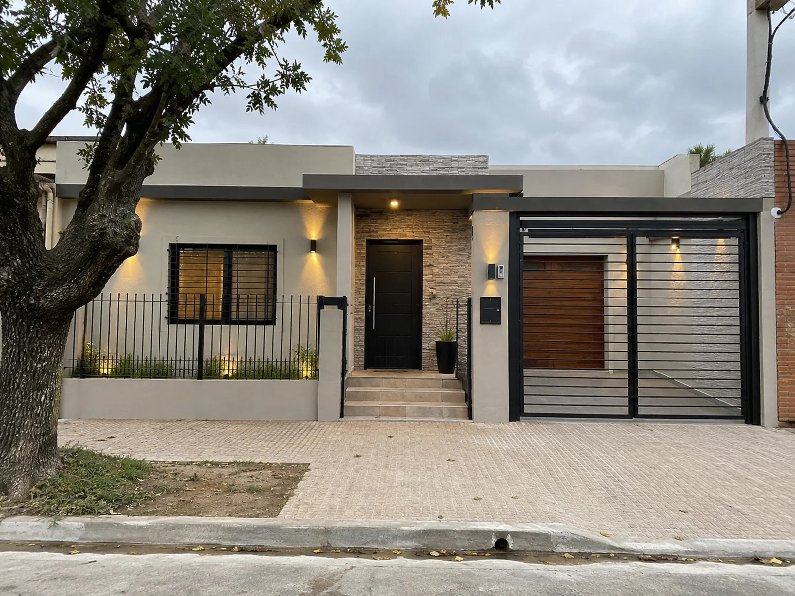 Fachada moderna de vivienda con garaje — ConstruFach