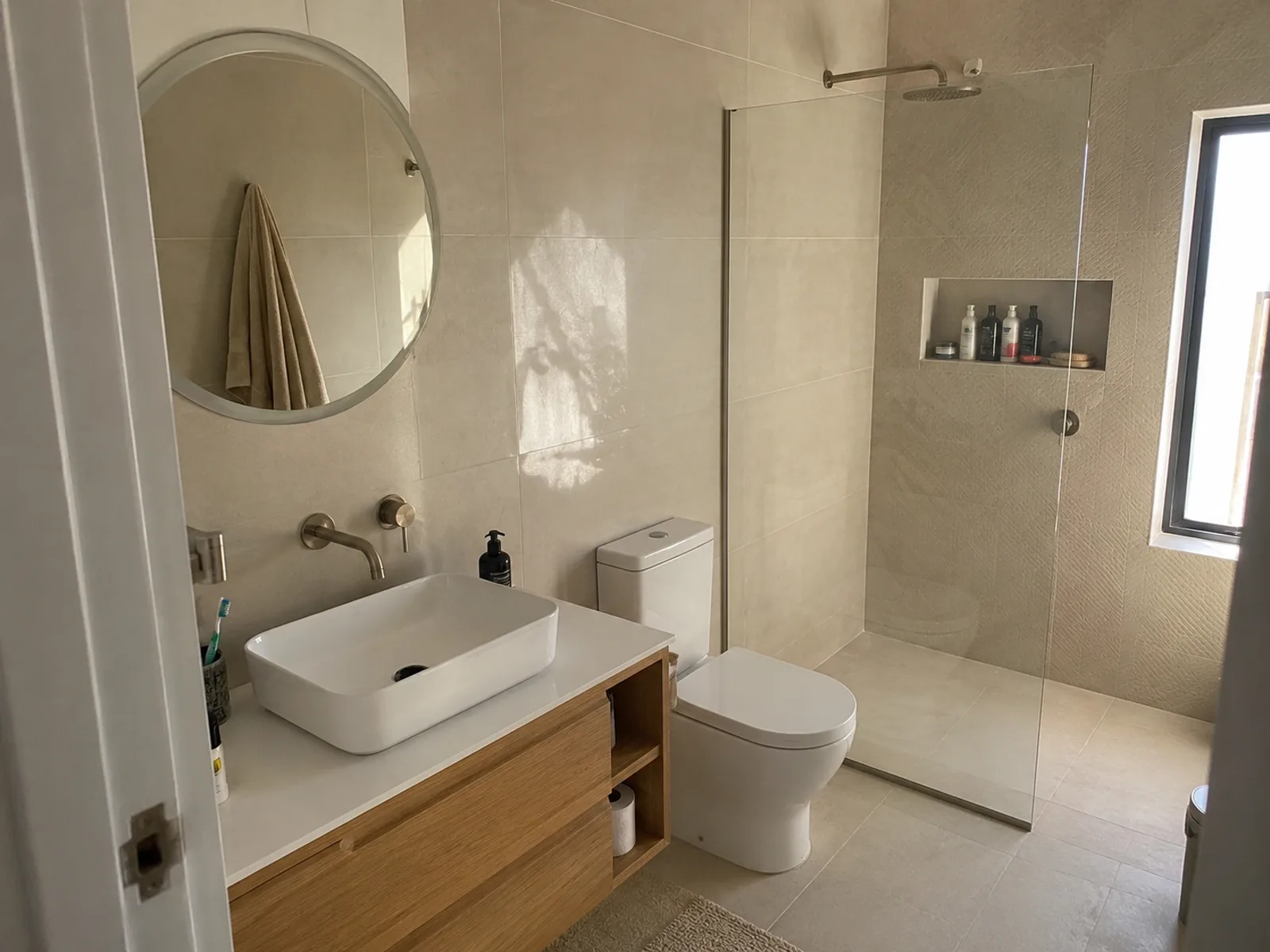 Reforma de baño con ducha vidriada — ConstruFach